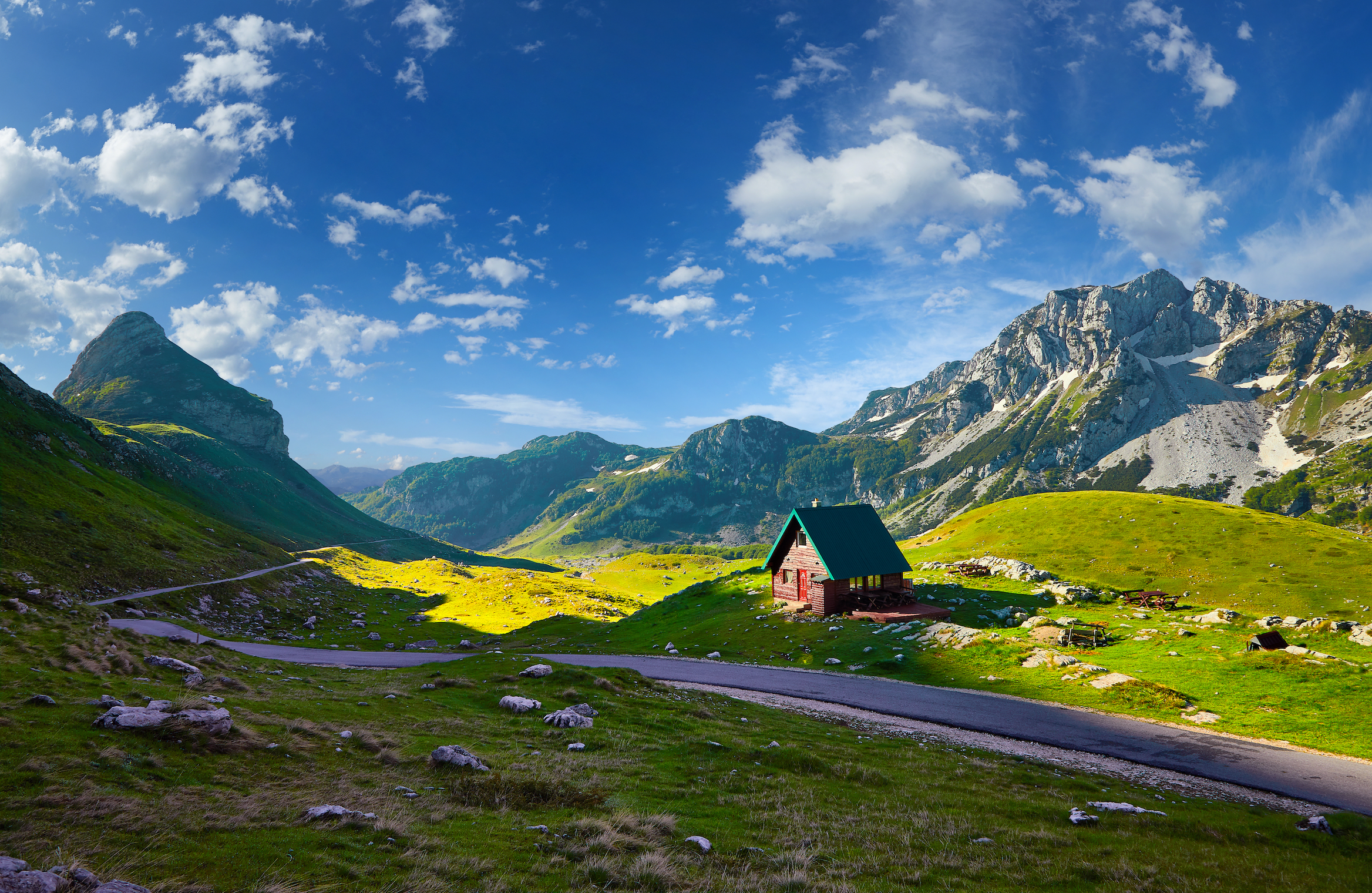 Fem fantastiska nationalparker på liten yta: glaciärsjöar, djupa kanjoner, orörd regnskog, fågelparadis och dramatiska toppar. Här är vår svenska guide till Montenegros naturjuveler – när du ska åka, vad du kan göra och praktiska tips.
